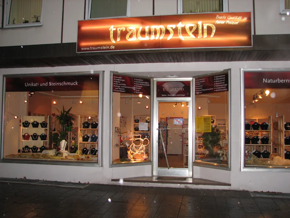 Das Schaufenster von Traumstein in der Königstraße 19 am Abend